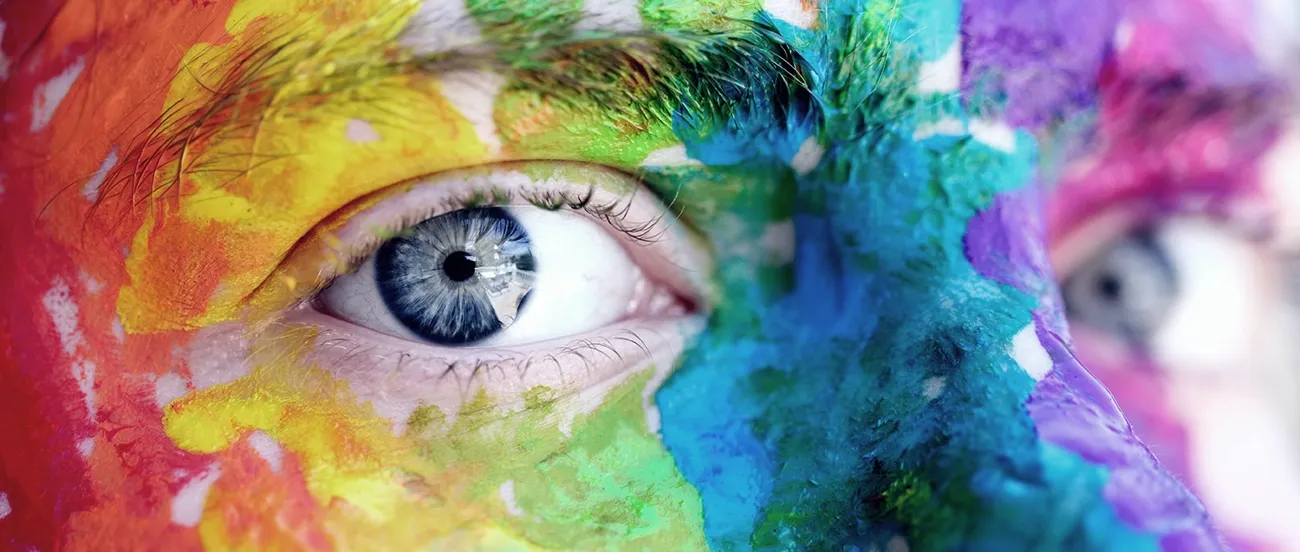 Visage coloré symbolisant l'unicité de chaque individu et l'accompagnement personnalisé